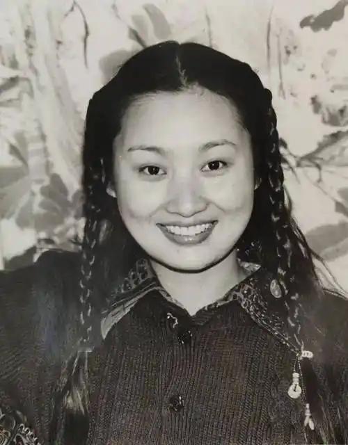 英年早逝的舞蹈演员傅春英，一张罕见的留影，照片里笑容明媚、梳着多条长辫的女子是傅