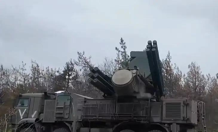 【困兽犹斗】俄罗斯国防部11月1日称，俄军在红军城围困乌军人员，乌军人员已开始