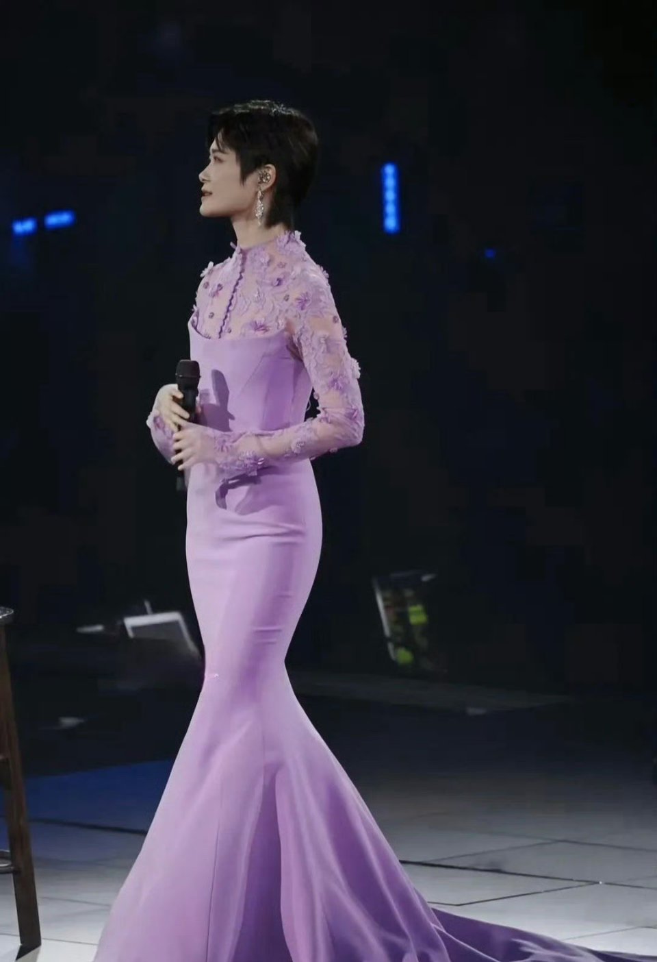 李宇春穿上粉紫色的裙子居然不适应了，还是喜欢春哥的中性美