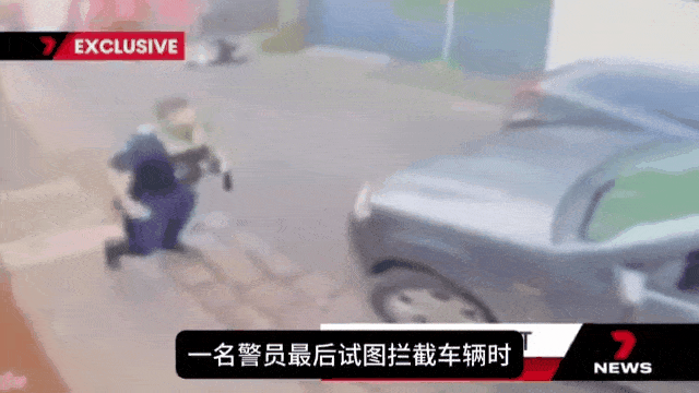 昨天，墨尔本发生手持砍刀袭击事件，两名警察在抓捕一名拿着砍刀偷电动车的罪犯。这时