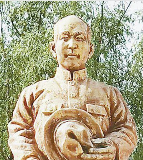 1983年，一位58岁的老人来到原二十四军军长墓前，首次呼喊爸爸，这是他一生都未