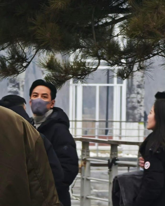 51岁旧金山现身帅炸！深灰西装配高领毛衣尽显绅士范儿，五官立体紧致，笑起来仍有《