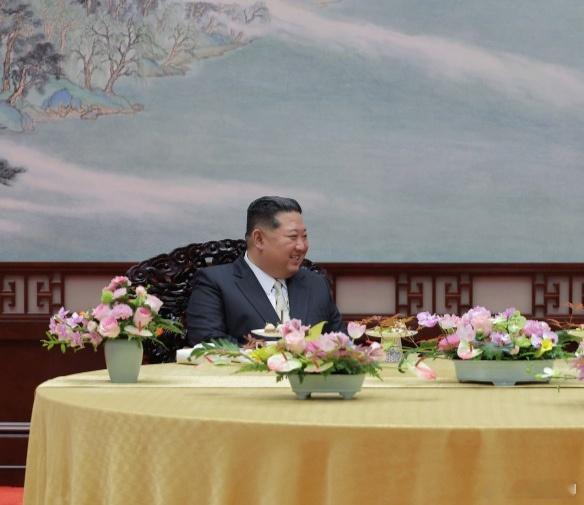 金正恩结束访华，启程返国的照片。​​​