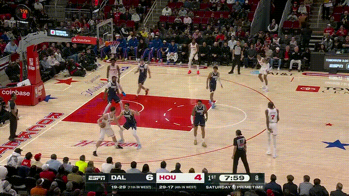 火箭巨星杜兰特实在是太嚣张了！在今天火箭主场迎战独行侠的比赛中，当时比赛进行到了