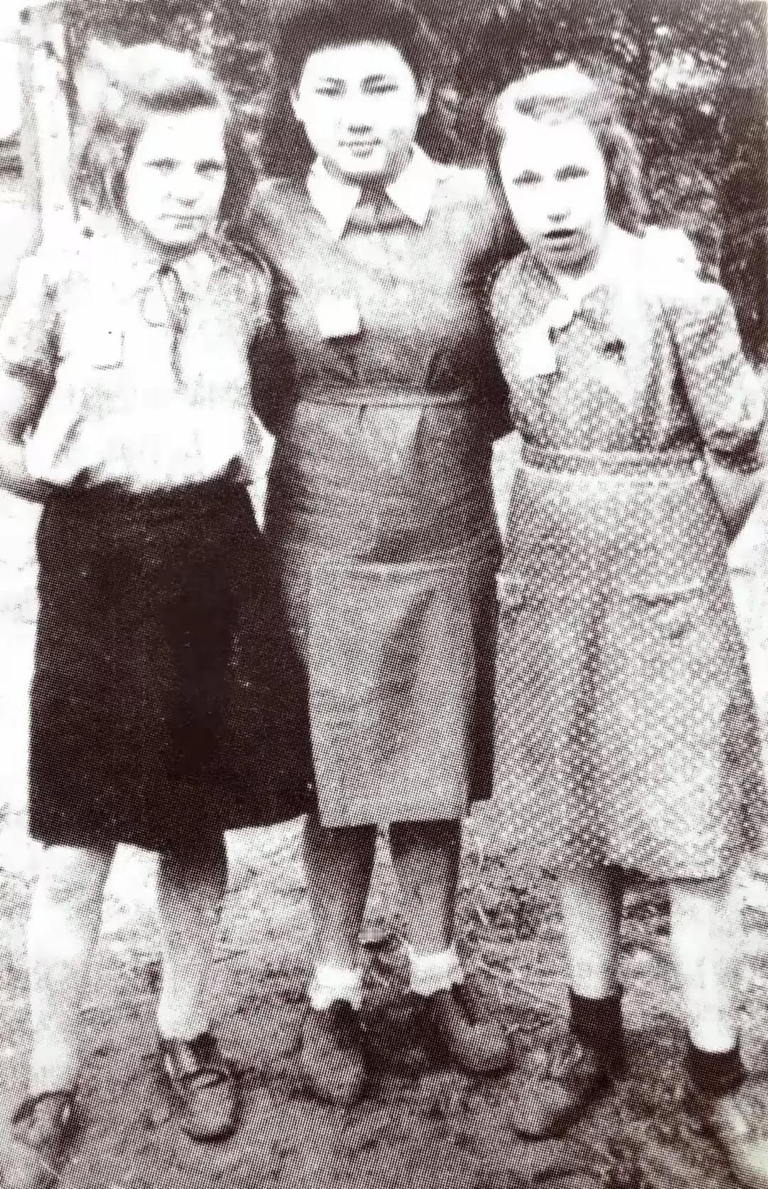 这是两张珍贵的照片，（图一）是1941年朱敏（朱德女儿）在德国集中营和两位难友捷