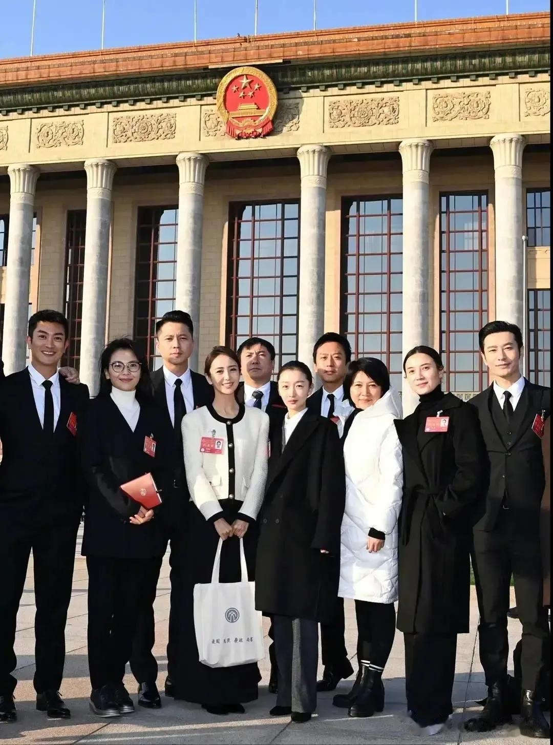 一帮著名演员的合影照，恕我眼拙只认得黄晓明