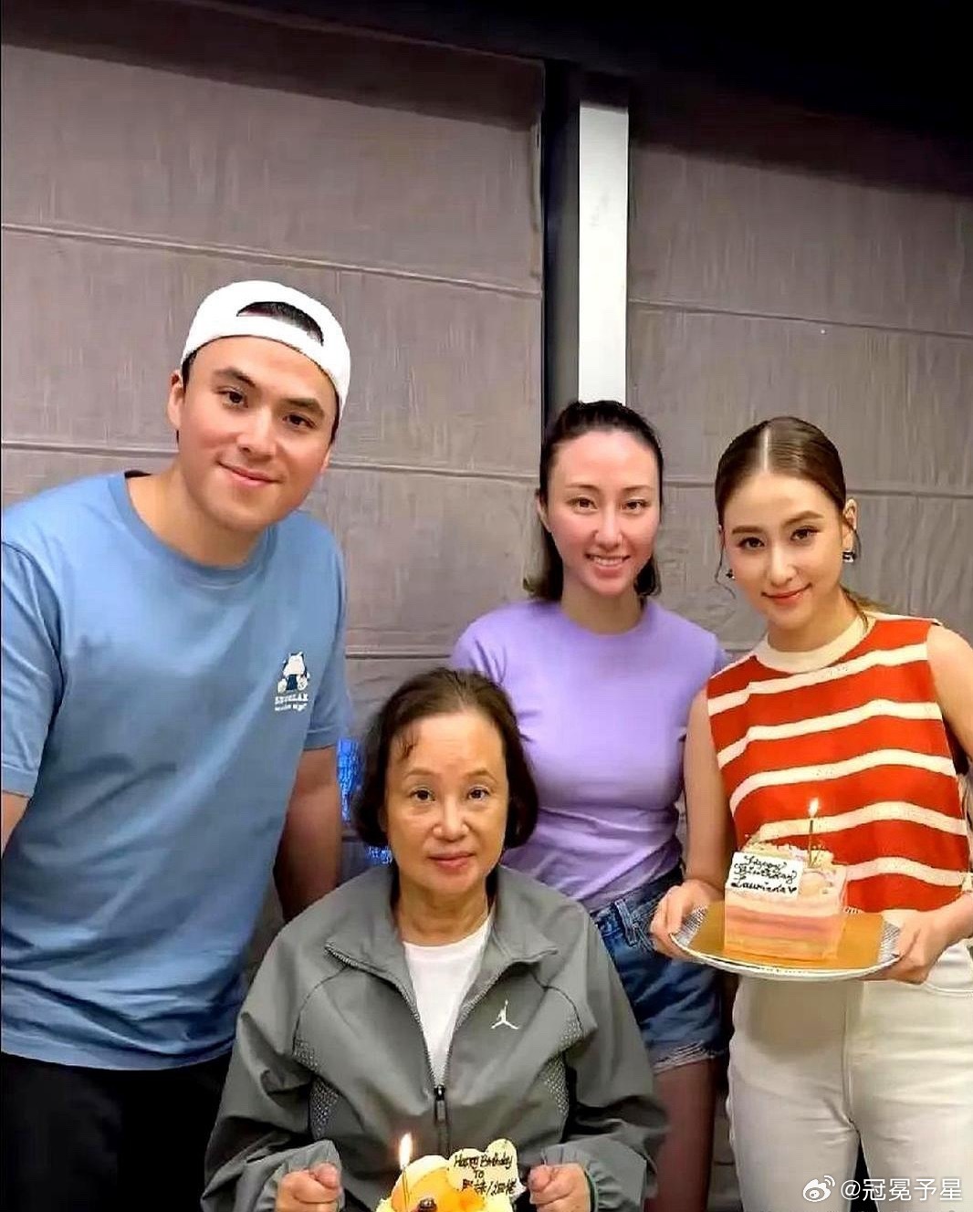 赌王三太73岁的陈婉珍近日为双胞胎儿女庆生，何超莲、何超云、何猷启与妈妈同框合影