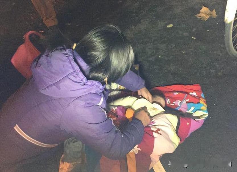 凌晨3点，江苏一位宝妈起夜，掀开2岁儿子被子，一只30厘米长的大老鼠正蜷在枕头边