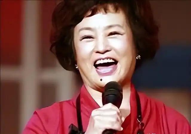 歌唱家朱明瑛与丈夫王明琦和平离婚，谁曾想王明琦转身娶了朱明瑛亲妹妹的小姑子，姐妹