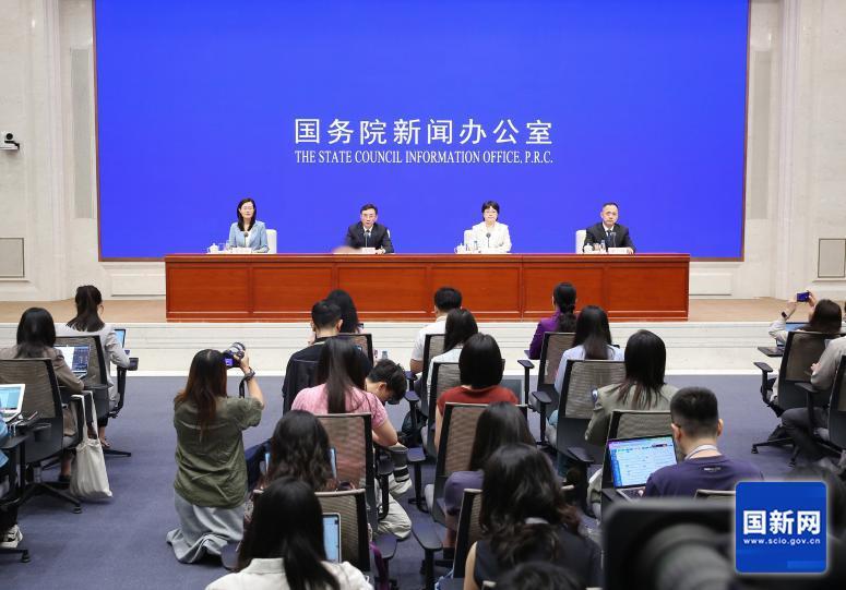 全体起立，为比亚迪点赞！ 7月20日，国新办开了一场官方发布会，专门通报今年