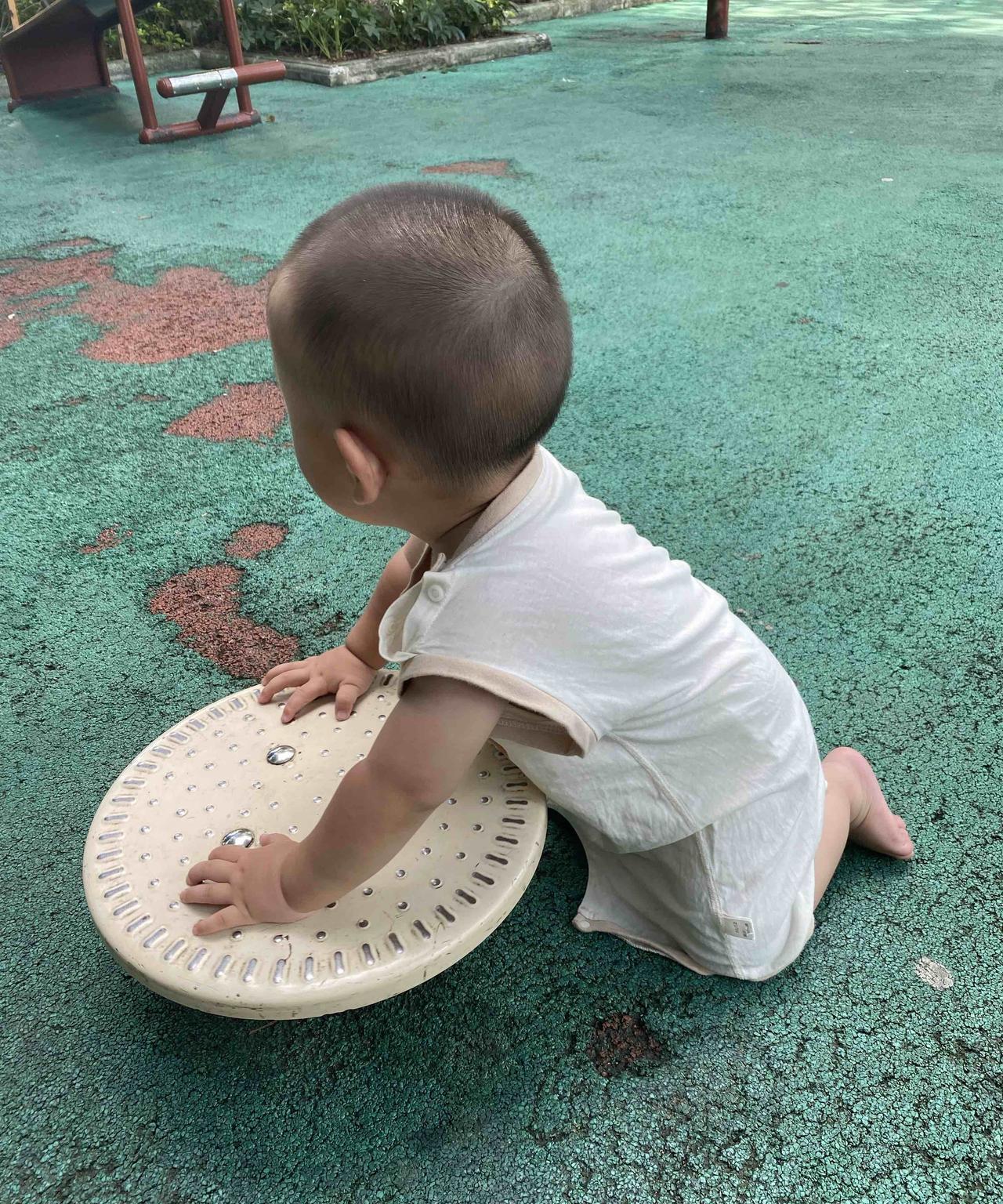 带娃以后才知道：1.宝宝之间是有属于他们自己的语言交流方式的。像我的孩子去其他