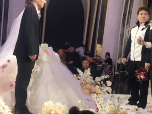 梁靖崑现身新人婚礼送祝福|梁靖崑今日现身一对新人的婚礼，不善言辞的大胖还献上