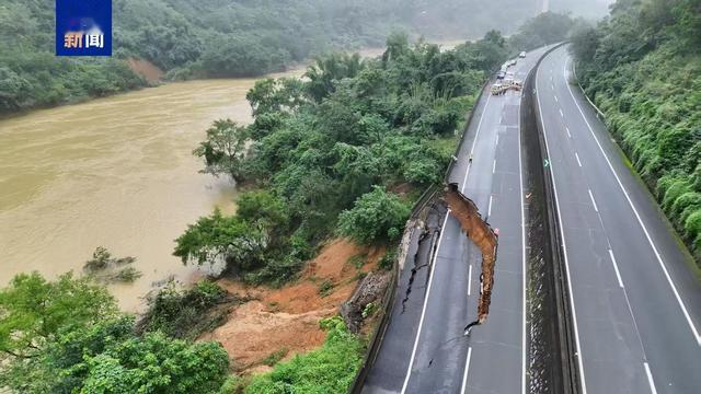 广西百色一高速公路塌陷 紧急封路未发生交通事故