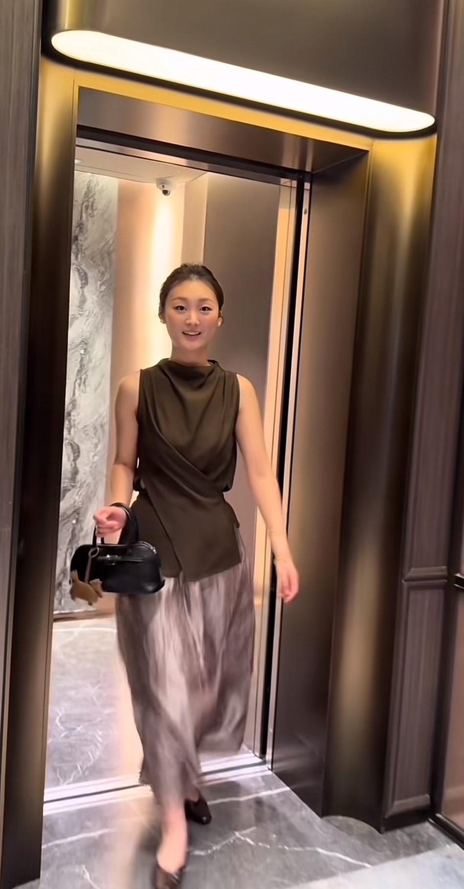 陈亚男，如今成了阔太太一般，这状态，真应了那句“人逢喜事精神爽”！刚订完婚就频频