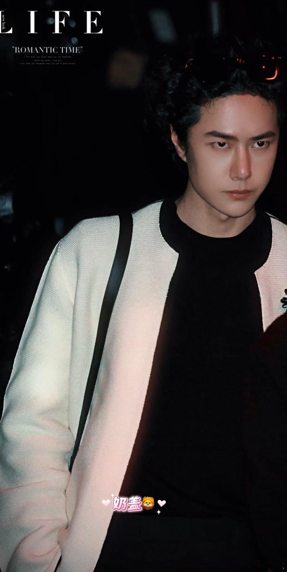 王总下班！这扑面而来的帅香奈儿大秀wyb王一博追星运王一博借一杯咖啡的时间