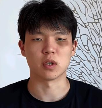 杨瀚森在开拓者的队内表演赛当中挨了克林跟一肘。在开拓者的队内表演赛当中，杨瀚森和