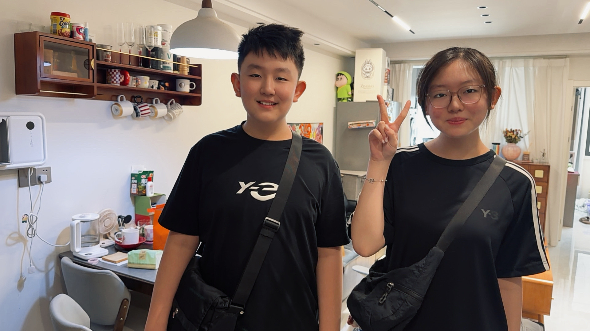 我今天大概率不去公司了，带他俩去外面吃饭明天出国旅游，2个人都忍不住开心