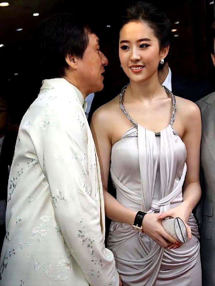 刘亦菲和成龙的17年交情，戳破了半个娱乐圈的虚假人设。前几天她在ins晒出