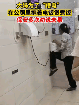 这样抱着不累吗为啥不弄个好点的板凳往上面一放不就可以了