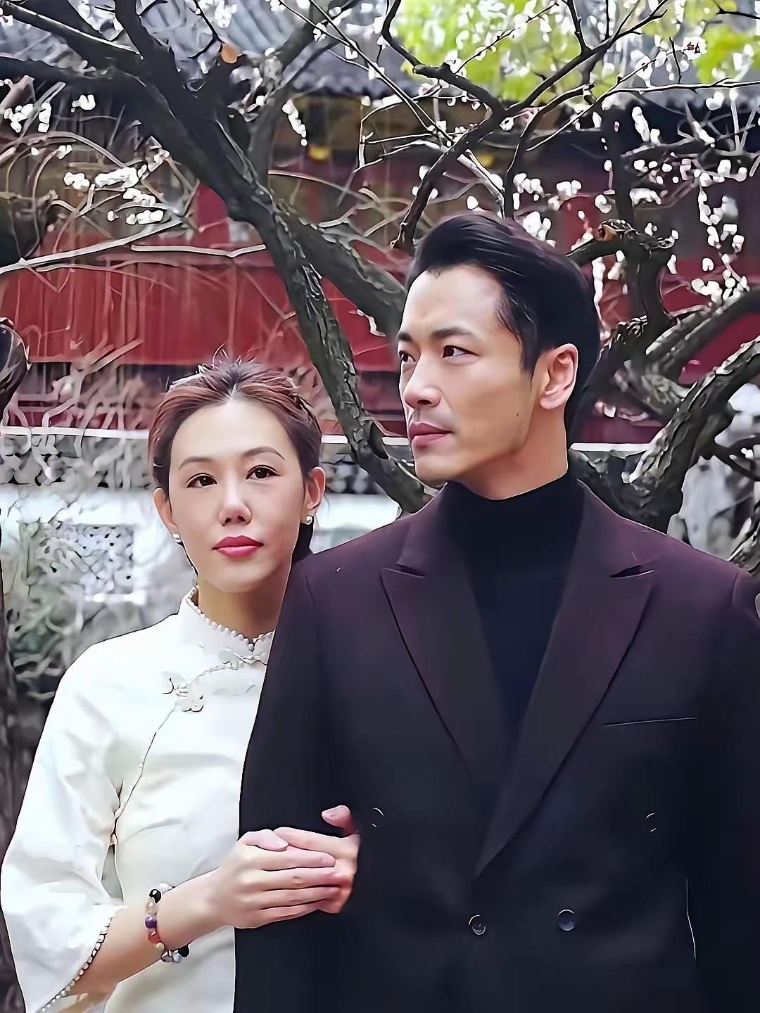 王姬和前央视播音员薛飞是儿女亲家。王姬的女儿高丽雯嫁给了薛飞的儿子薛皓文。这