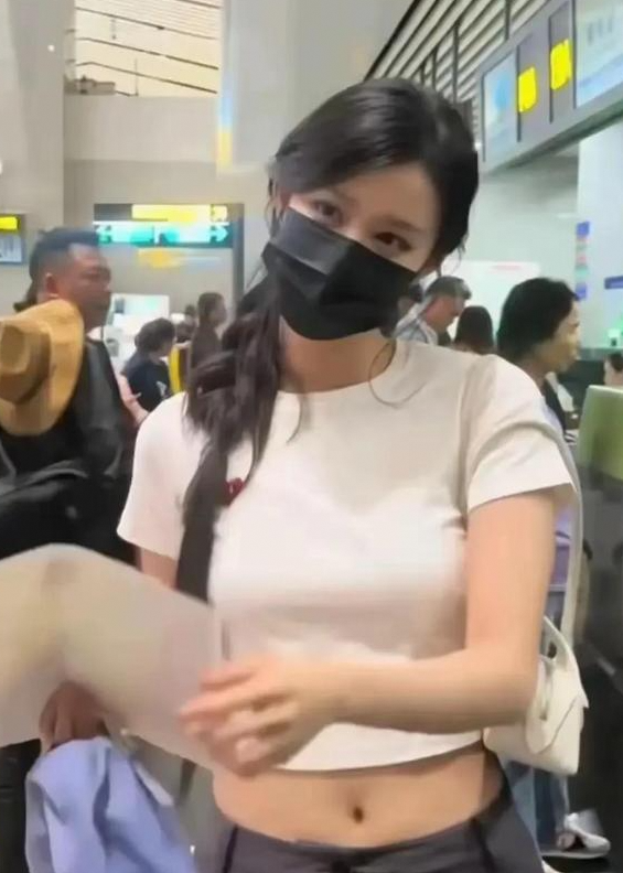 路人视角下的王楚然:机场遇身材管理争议