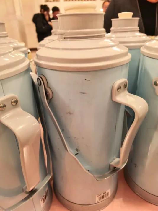 两会”圆满结束，谁能想到用了30年的“过时”热水瓶却“火”了。说实话，这种外