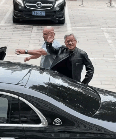 一个扎人心的现实：不是老黄的皮衣凉快，也不是老黄够耐热，更不是皮衣里塞了散热水冷