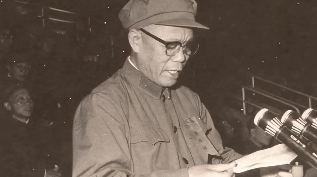 1972年6月，福州军区司令韩先楚上将叫来秘书，嘱咐：“你去汤井巷招待所，宣布一