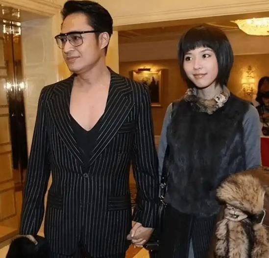 做了十年全职主妇，生了两个孩子，34岁时被影帝前夫突然公开宣布离婚。她没有哭闹也