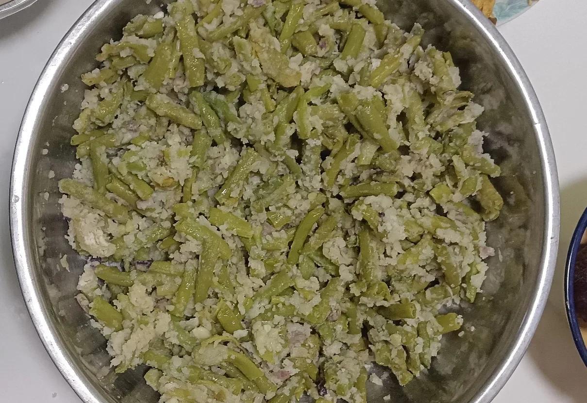 看到这个菜，你能猜到是哪个地方的常吃菜吗？哈哈，不错，这是河南人爱吃的蒸豆角。