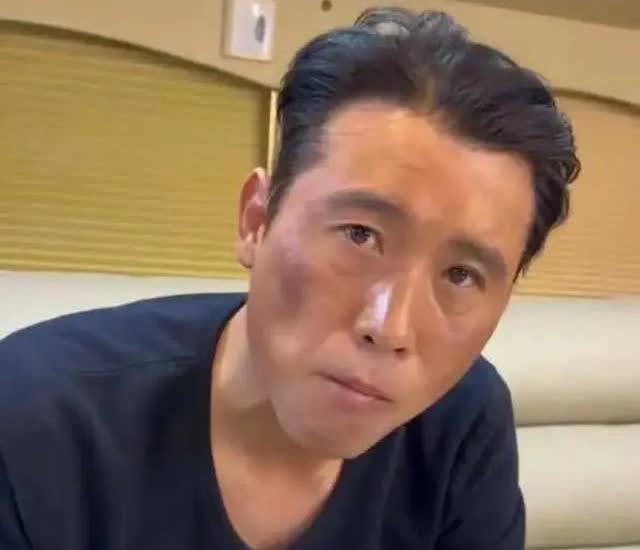 50岁李乃文沧桑感十足，皮肤黝黑，比同龄人看上去老太多了