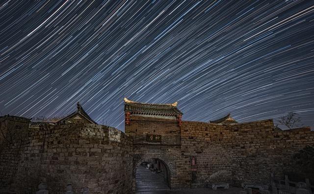 古镇星轨：用120次曝光，让神垕镇的夜空留下时间轨迹很多照片记录的是一个瞬间