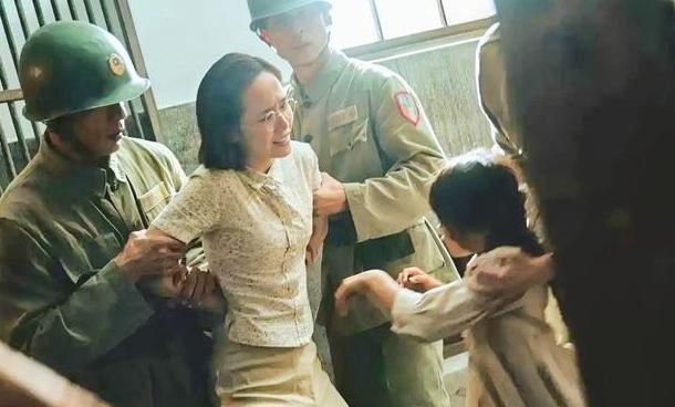 1956年，国民党员丁窈窕被押赴刑场，她不是战斗英雄，被捕入狱只因为朋友感情纠葛