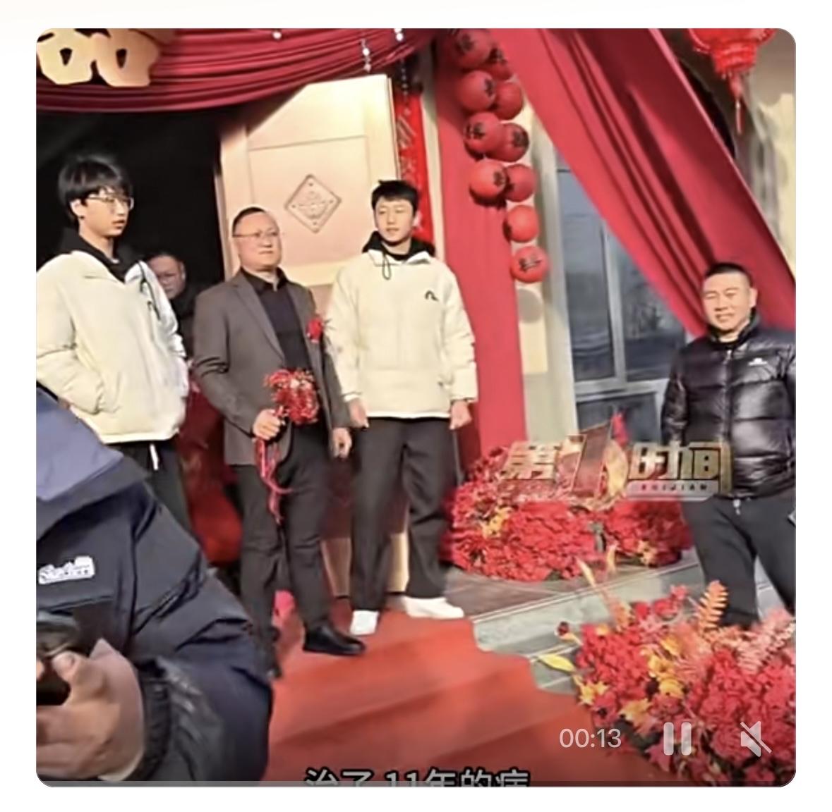 近日，安徽蚌埠一场再婚喜宴上，动人一幕悄然上演。一名男子曾悉心照料患癌前妻11年