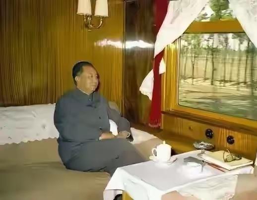 那时，接过老一代革命家接力棒的华主席，在视察的列车上，思考着祖国和人民的未来…