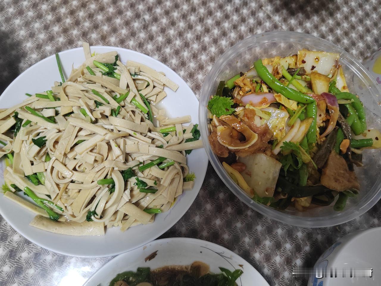 现在吃饭，真的好难啊，都不知道什么好吃，自己想吃什么了？今天下午骑着电动车到