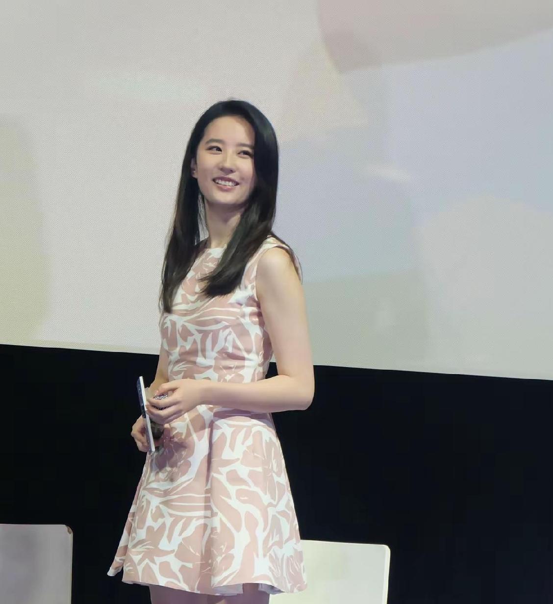 年轻时候的刘亦菲身材真好，气质更是无可替代。恰到好处的身段，不纤瘦不臃肿，