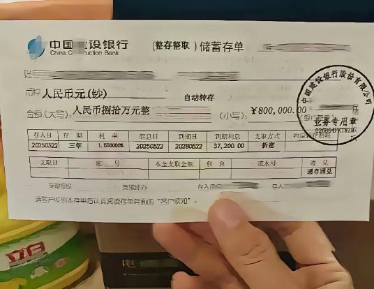 要是你手里攥着100万，往银行里一存，按1.5%的年利率算，一年啥也不用忙活，利