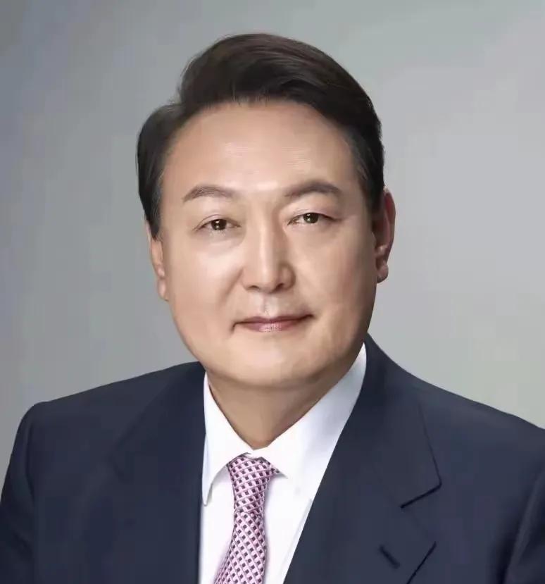 面对同样逮捕的结果，两个总统的态度是截然相反的，作为曾经总统尹锡悦在这时候面临的
