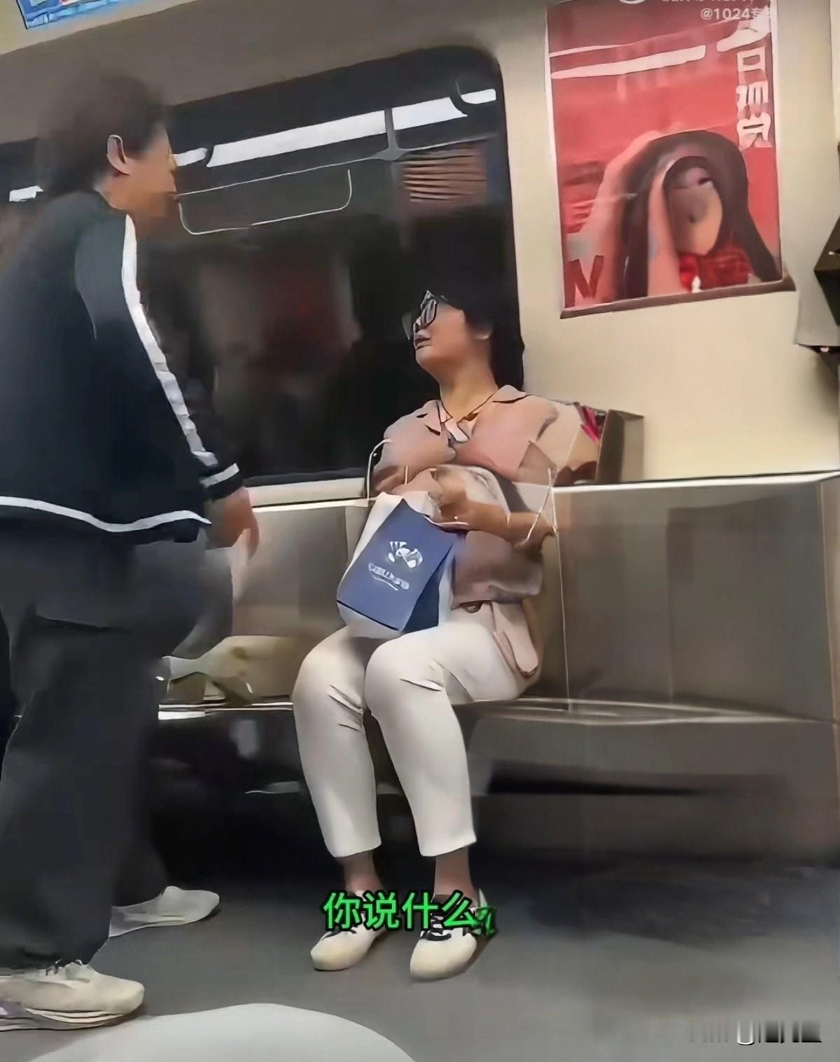 地铁上的“偷拍”一场误会与一声叹息！拥挤的地铁车厢里，空气闷热，人群摩肩接踵。