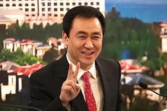 拿下许家印，其实是一步万般无奈的棋。像他这种背着天量债务的头号人物，但凡当初肯拿