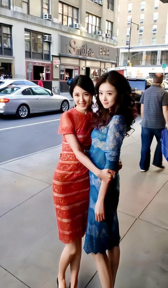 曾黎是中戏的小花，跟蒋欣的合影，颜值和气质一点也不输。不过从演技上看，还是蒋欣略