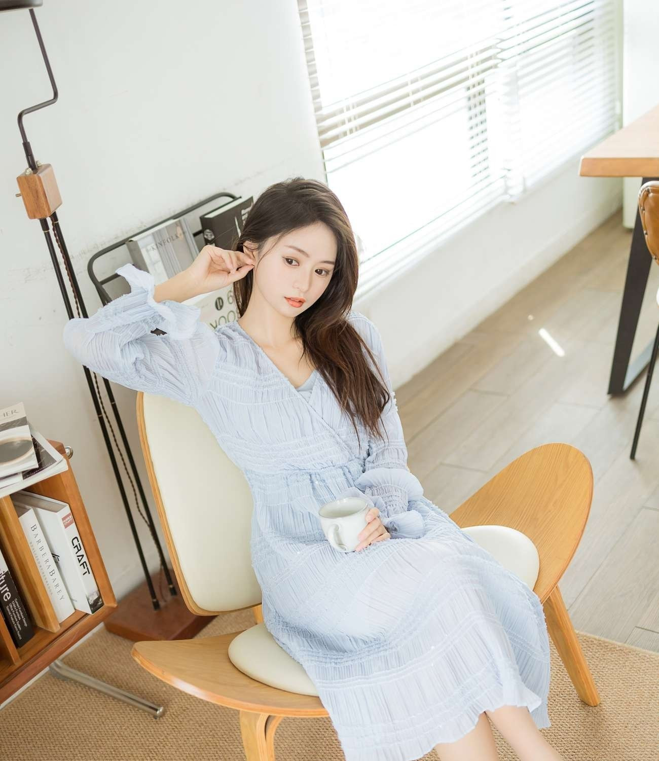 温柔美女，淑女感十足的淡蓝色连衣裙