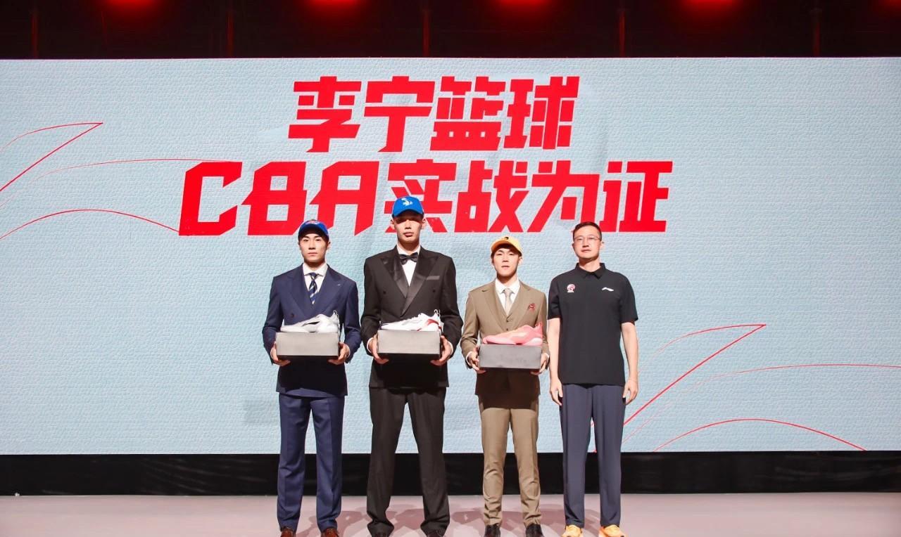 福建男篮的选秀状元杨曦皜，身为清华大学的优秀中锋，他的加入使球队有了新的内线球员