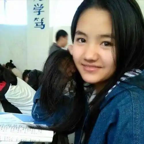 ☁零下三度大连机场，穿凉鞋的山区女孩一声“妈妈”，让接机阔太当场泪崩：9年