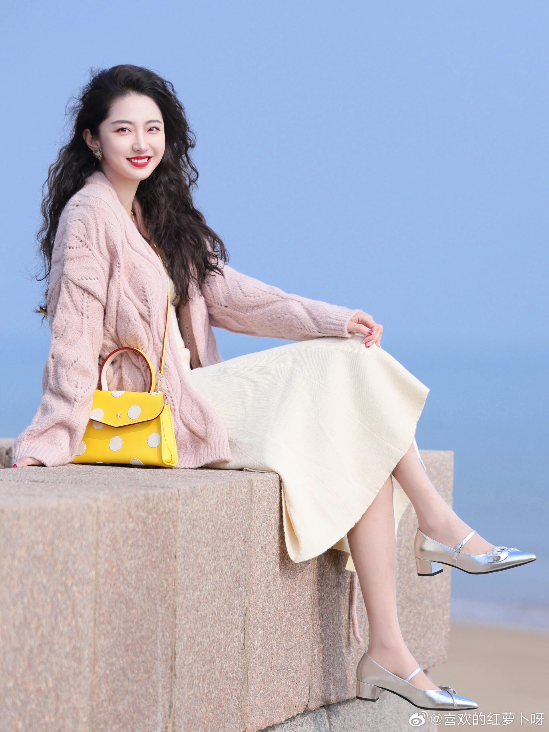 银亮单鞋与丝袜的温柔感穿搭~