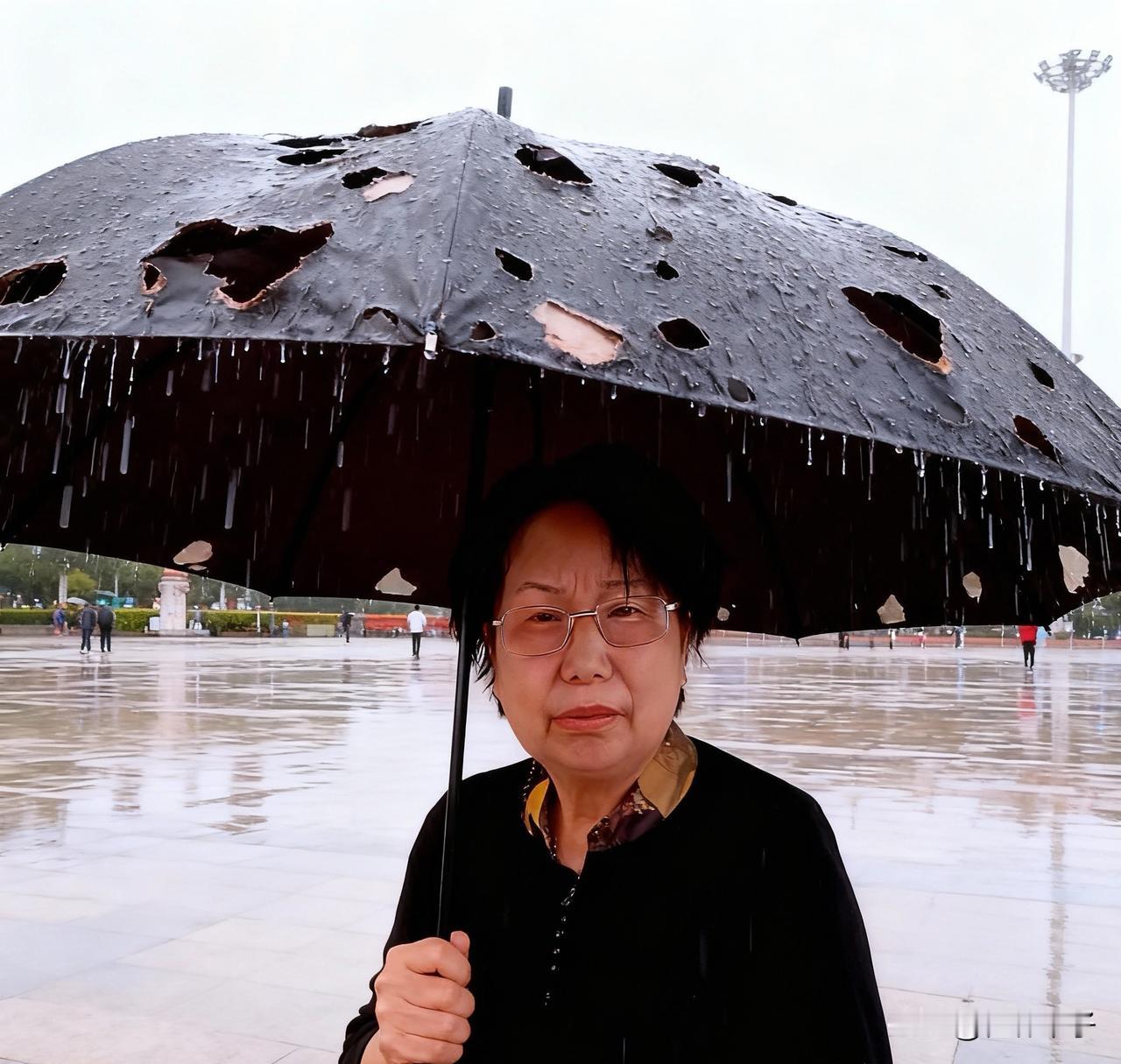 大娘撑着一把千疮百孔的破伞，伫立在风雨中，面临四面楚歌。大娘曾经以此为荣