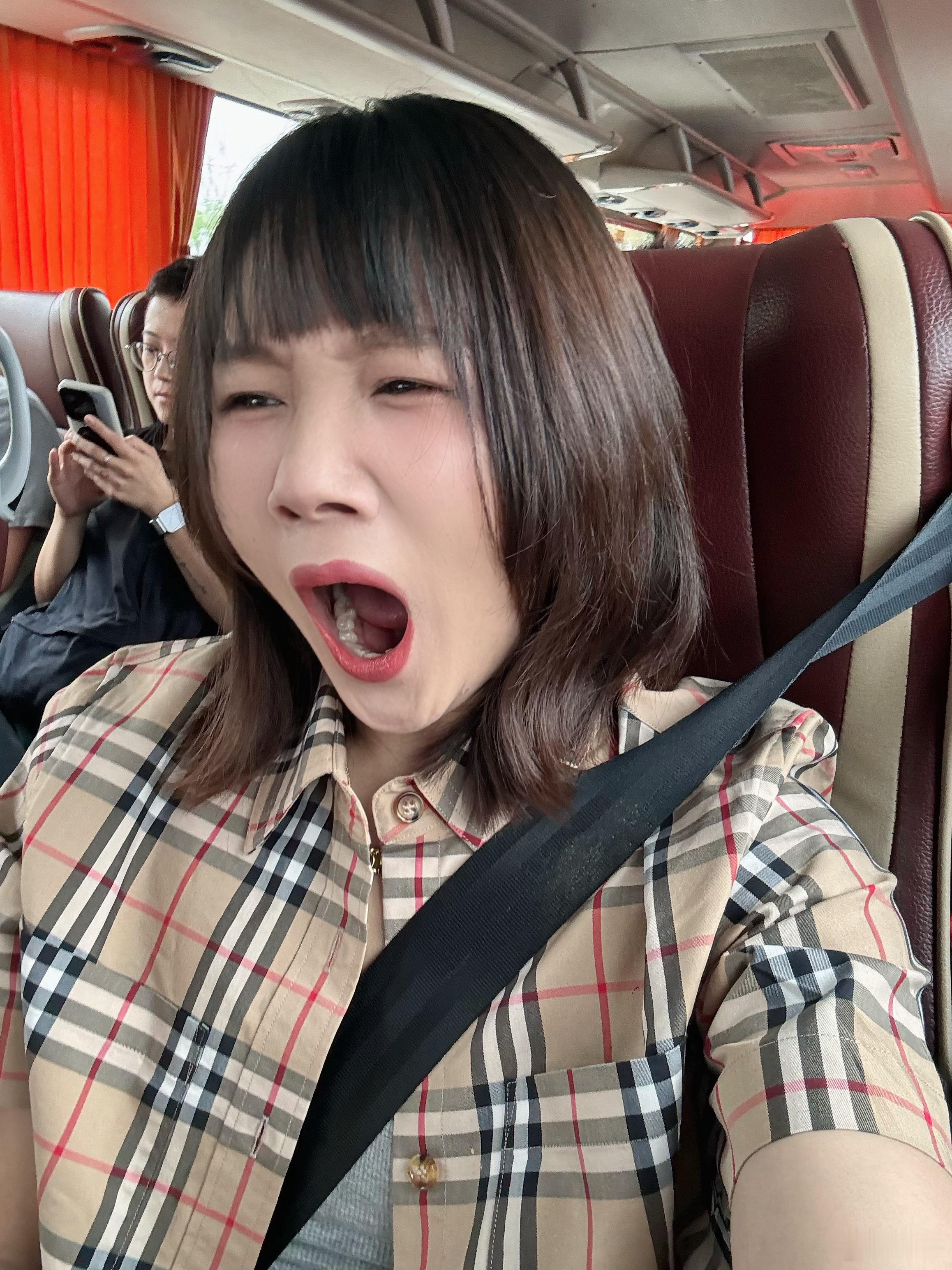 中午好，出发去会场了。昨晚太晚睡今天有点困，急需一杯冰咖啡安慰​​​