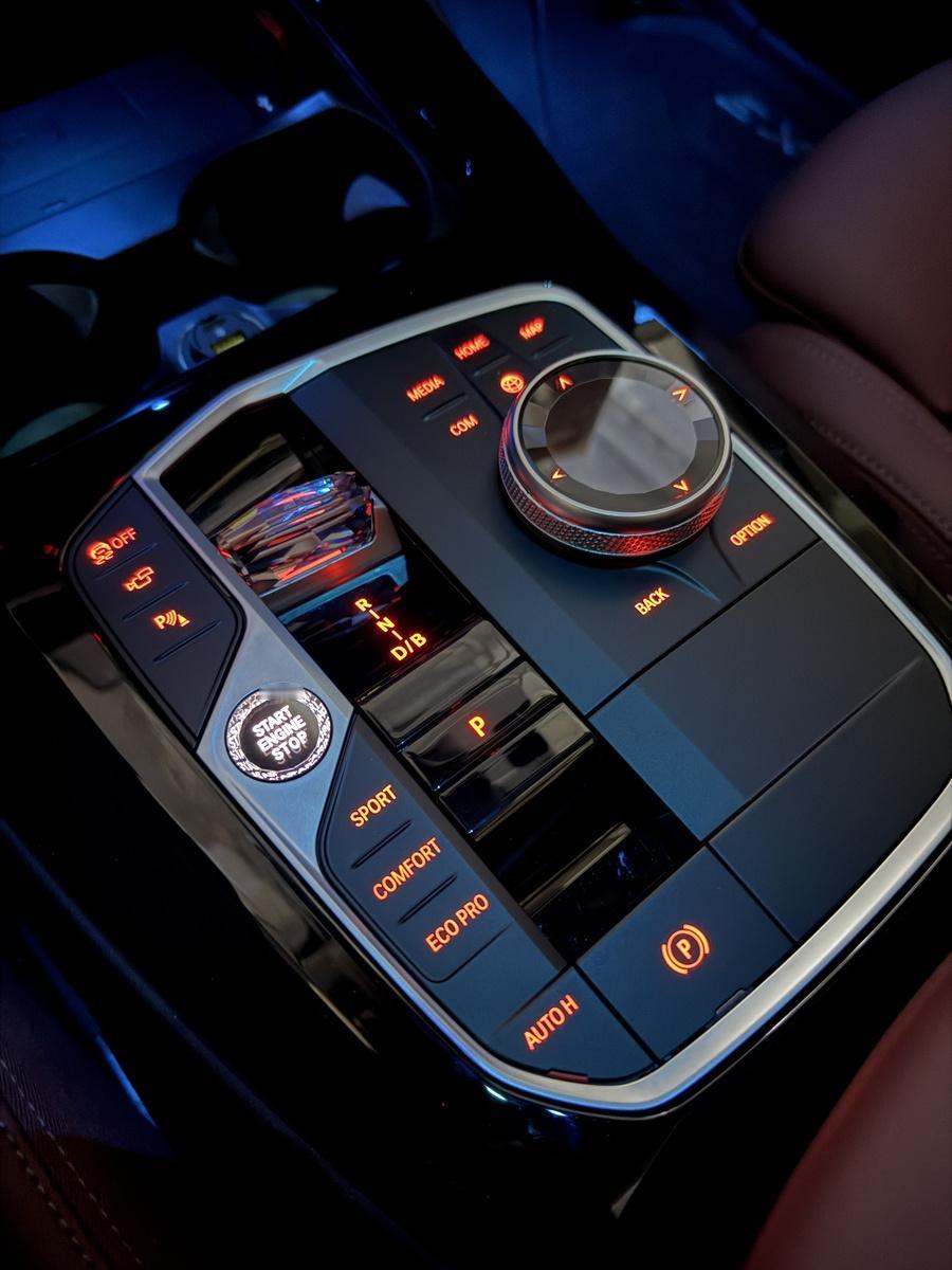 23年的3系是第一批从经典鸡腿档把换到“兰花指”档把的新车，宝马比较格局他不换怀