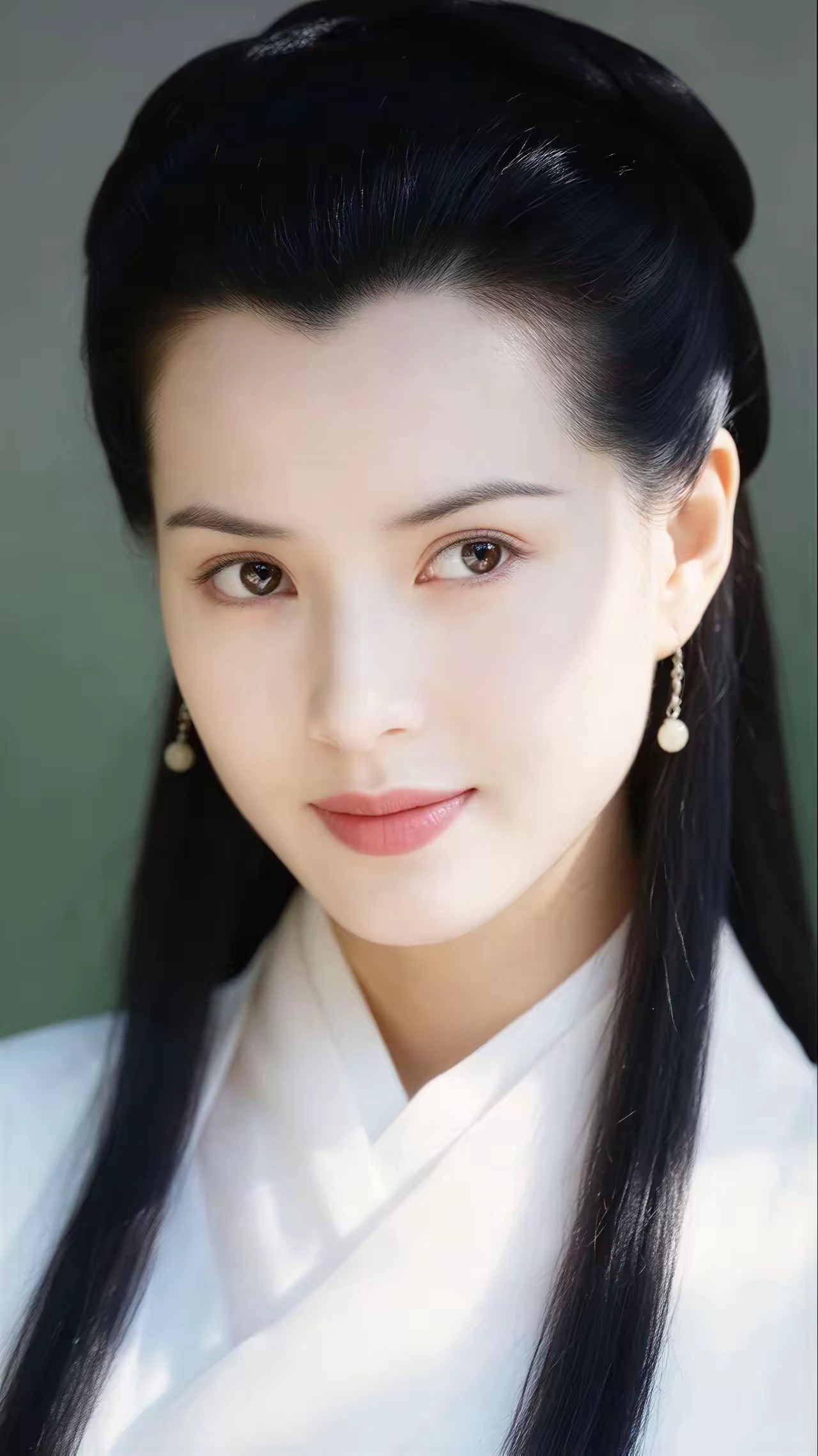 我特别喜欢范文芳版小龙女，很清冷，大概是先入为主了吧，虽然李若彤版更早，可我不喜
